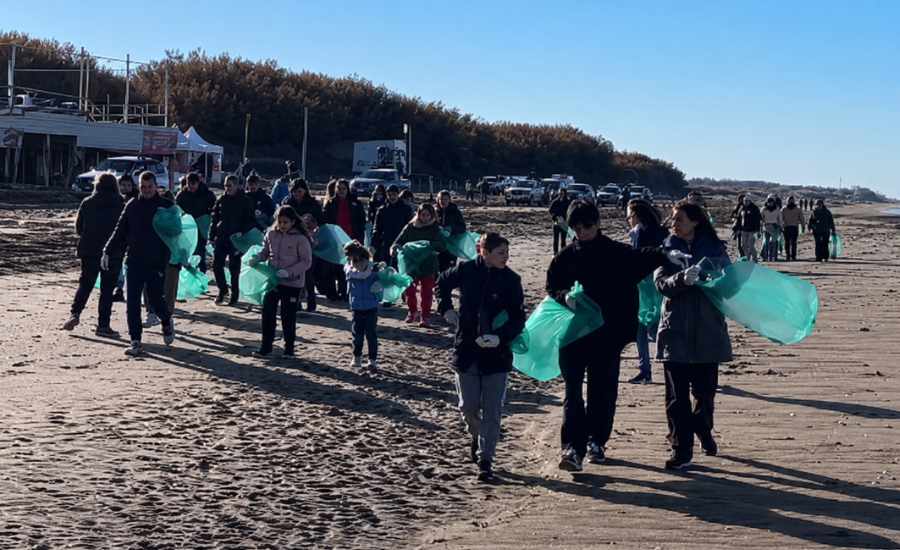 Más de 200 voluntarios limpiaron la costa de Monte Hermoso tras la fuerte sudestada que afectó al distrito
